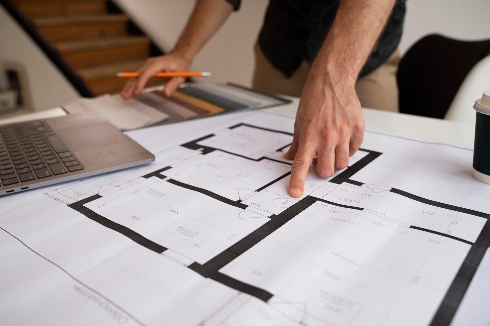 empleado-que-trabaja-en-la-vista-lateral-del-proyecto